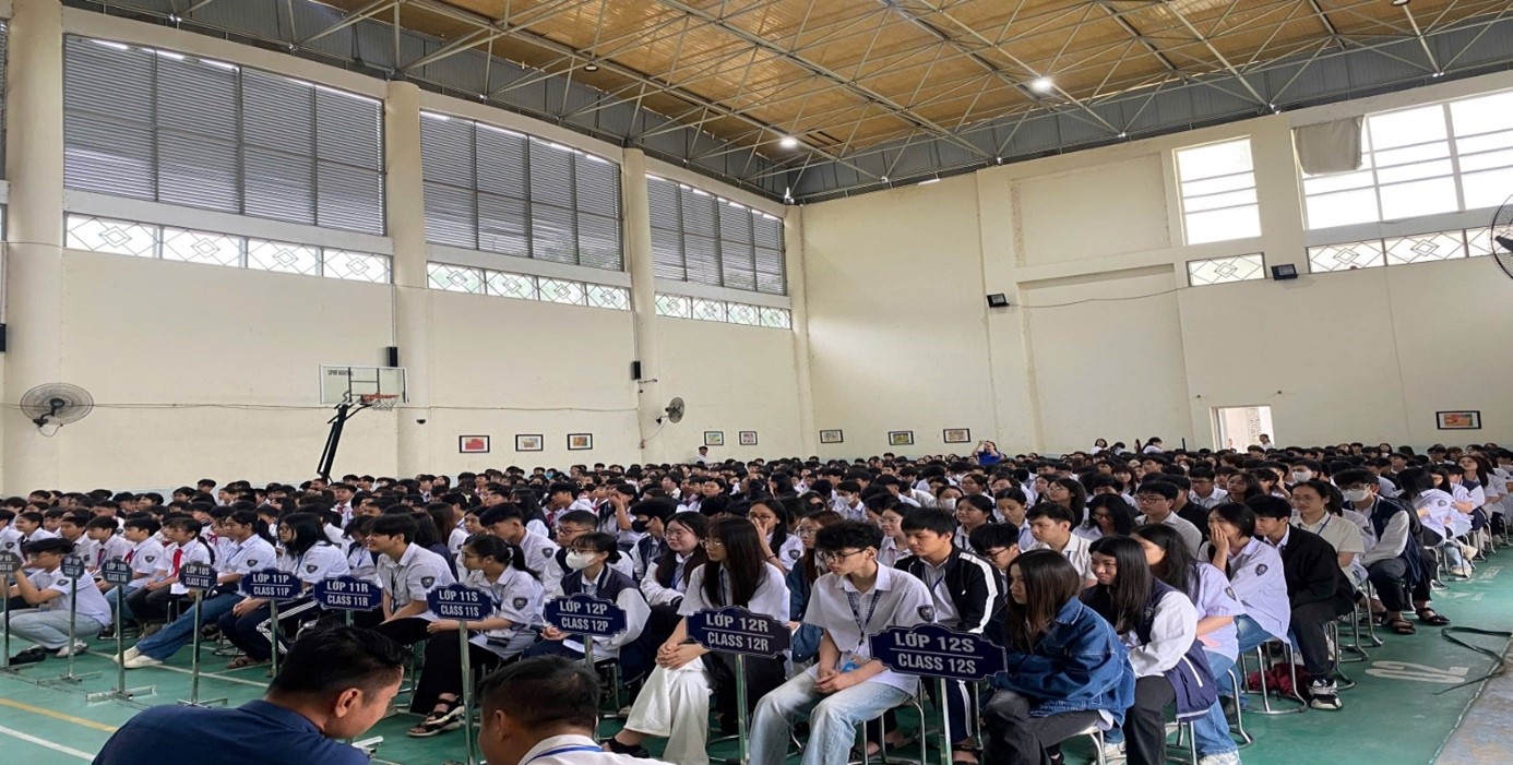 Chi đoàn Sở Tư pháp tuyên truyền phổ biến pháp luật về phòng, chống tác hại thuốc lá và văn hóa ứng xử trên không gian mạng tại trường THPT Lương Thế Vinh