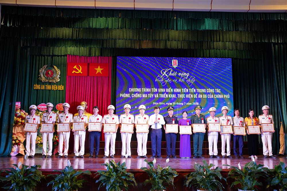 Phòng Hành chính tư pháp và Bổ trợ tư pháp được tôn vinh điển hình tiên tiến trong triển khai thực hiện Đề án 06 của Chính phủ.