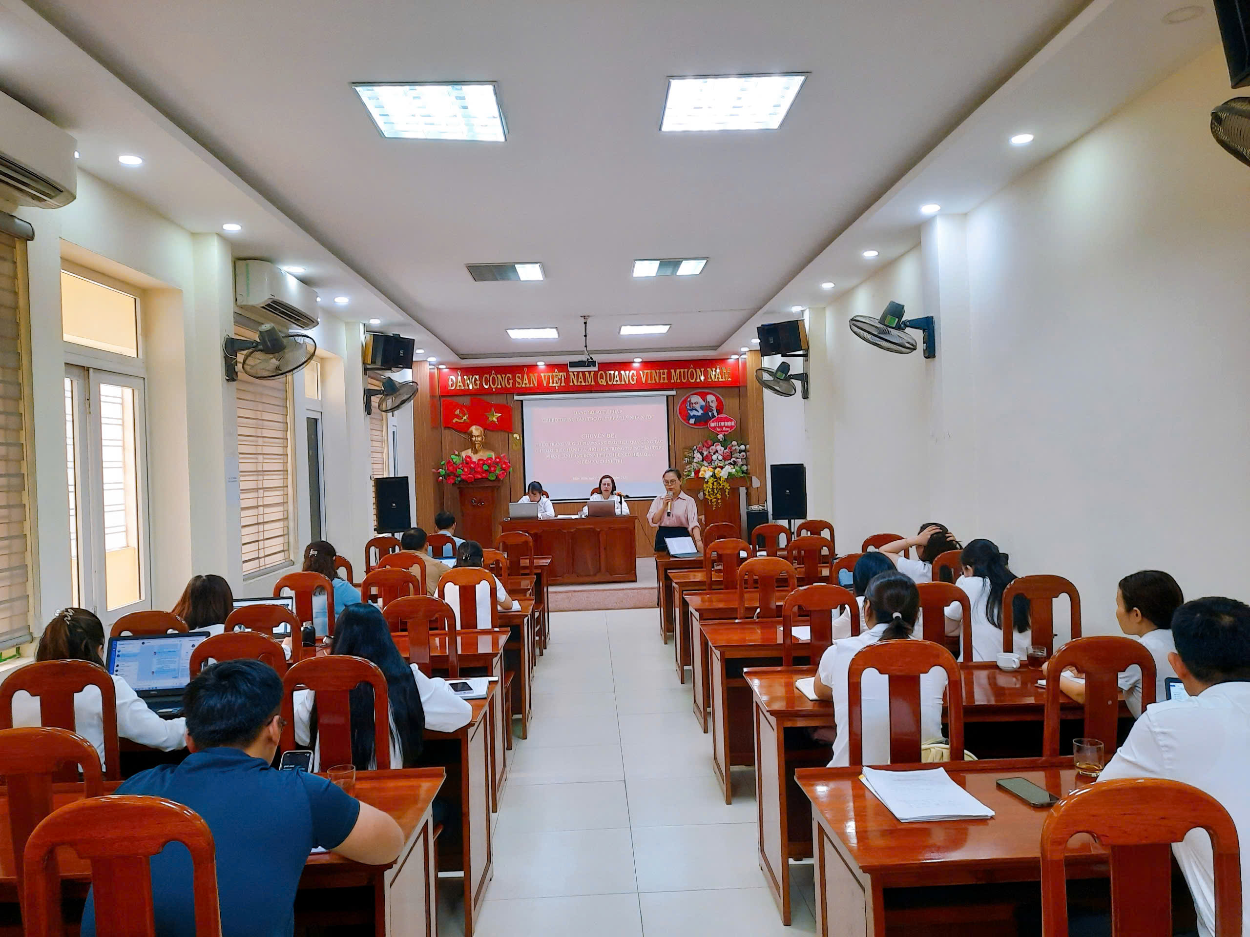 Chi bộ Trung tâm trợ giúp pháp lý nhà nước tổ chức sinh hoạt chuyên đề quý I/2025