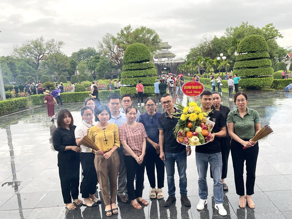 Công đoàn cơ sở Sở Tư pháp tổ chức lễ dâng hương nhân kỷ niệm 70 năm Chiến thắng Điện Biên Phủ
