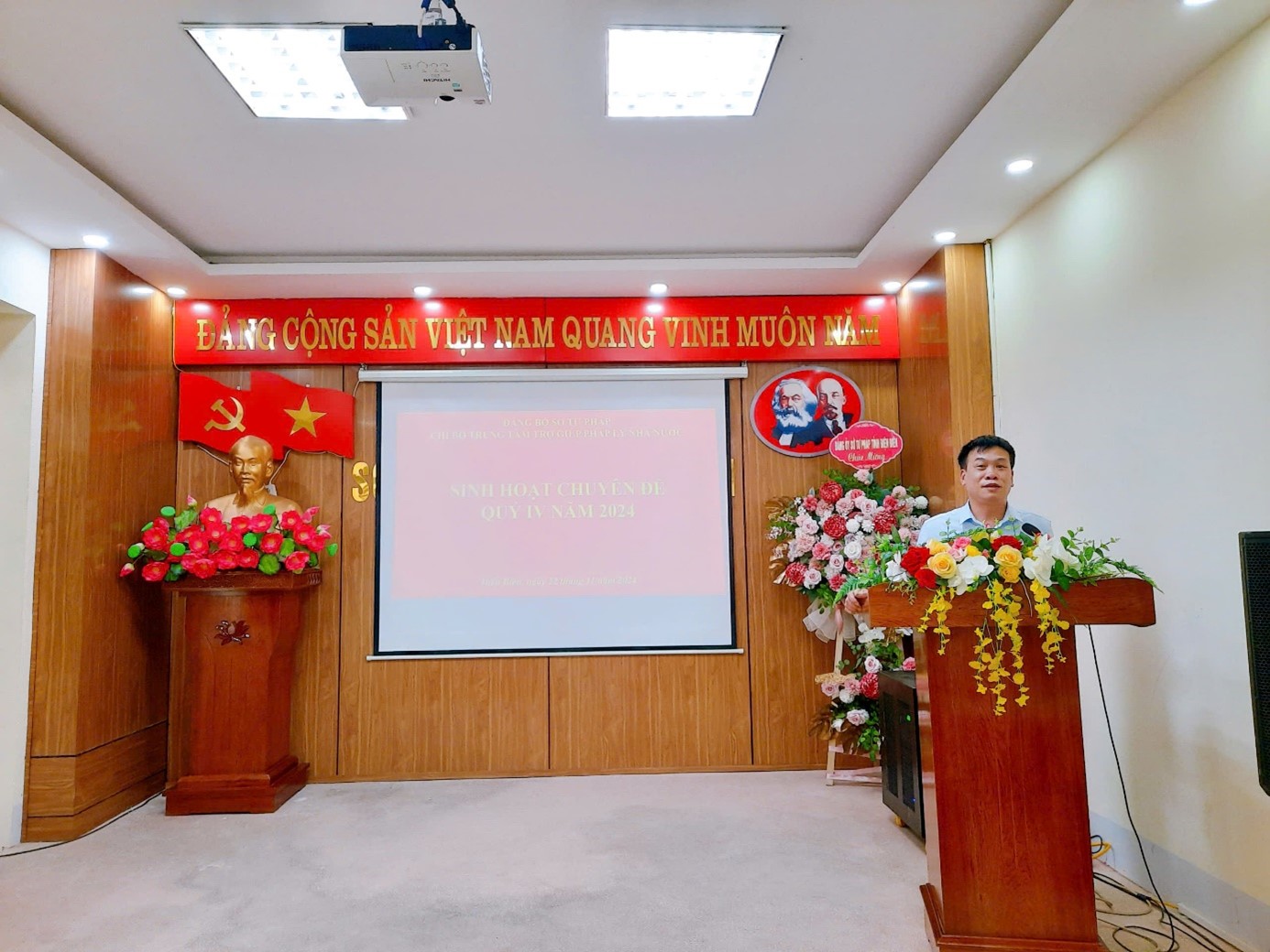 Chi bộ Trung tâm trợ giúp pháp lý nhà nước tỉnh Điện Biên Tổ chức sinh hoạt chuyên đề Quý IV/2024 và kết nạp đảng viên