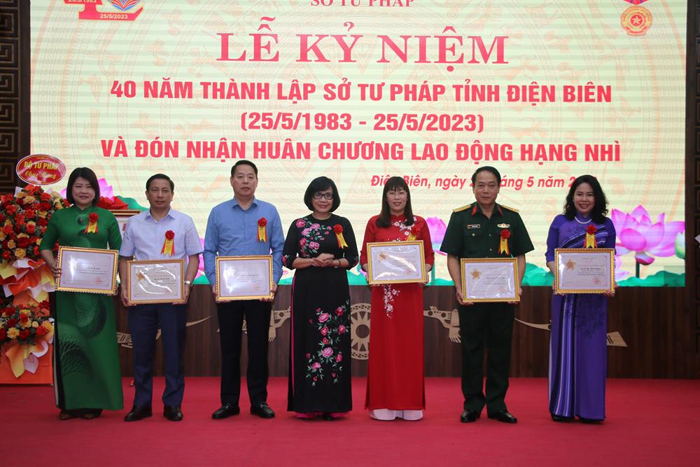 Lễ kỷ niệm 40 năm Ngày thành lập và đón nhận Huân chương Lao động Hạng nhì của Sở Tư pháp tỉnh Điện Biên