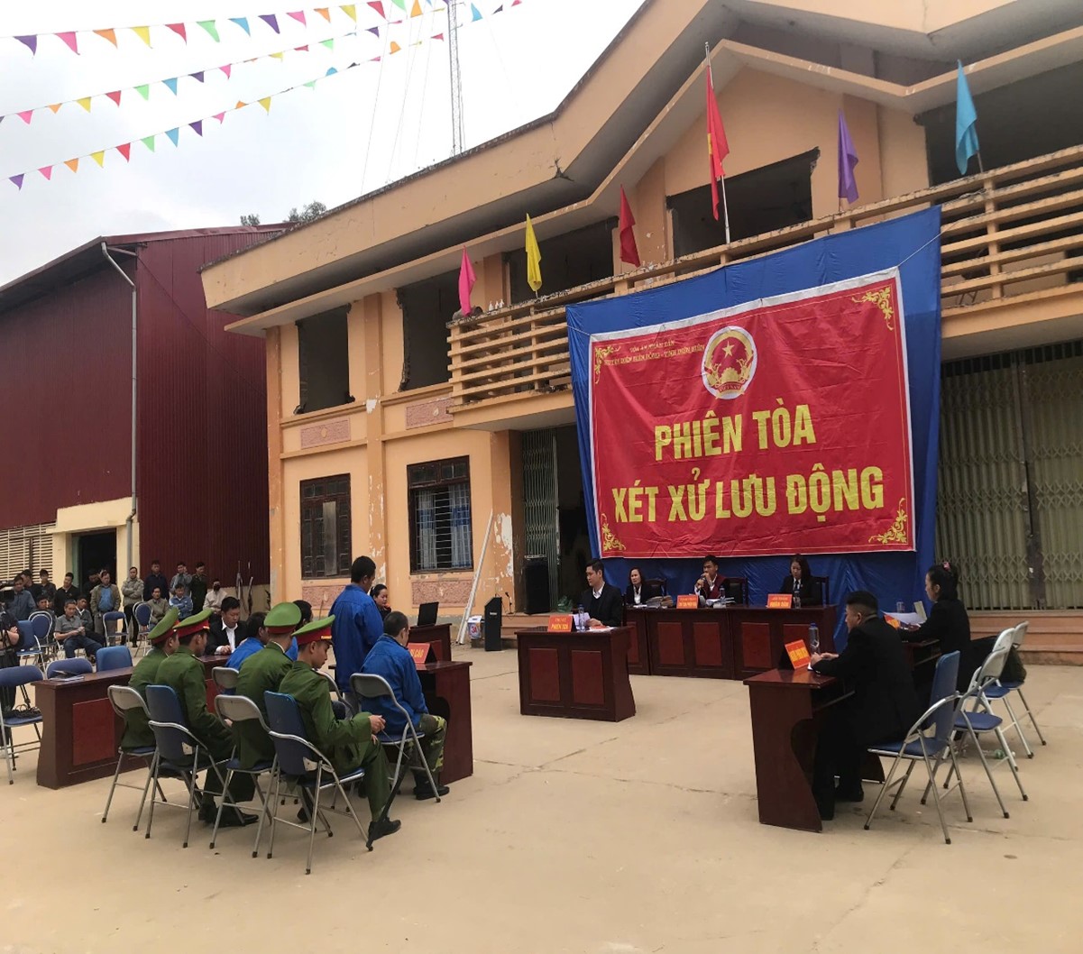 Trung tâm trợ giúp pháp lý nhà nước tỉnh Điện Biên: Trợ giúp viên pháp lý tham gia phiên toà xét xử lưu động nhằm bào chữa, bảo vệ quyền và lợi ích hợp pháp của người được trợ giúp pháp lý và thực hiện truyền thông thông qua phiên toà xét xử lưu động.